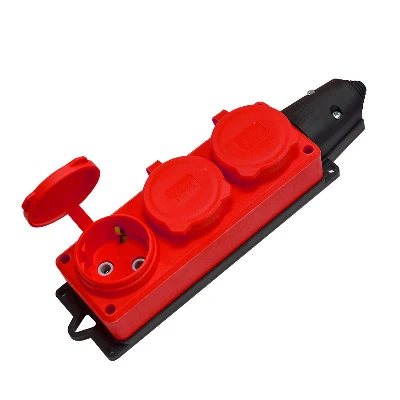 Колодка 3-х местная однофазная с заглушками КОМПАКТ с/з каучук 16А 250В IP44 красный (еврослот) UNIVersal 3073