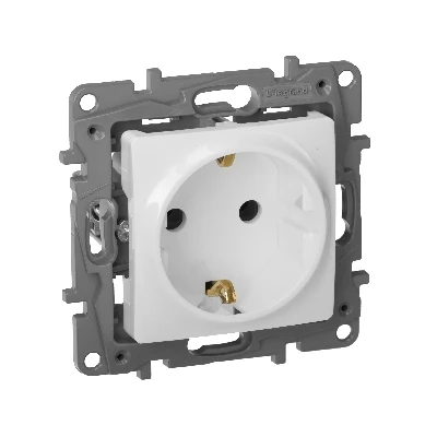 ETIKA Розетка с заземлением белая Legrand 672221