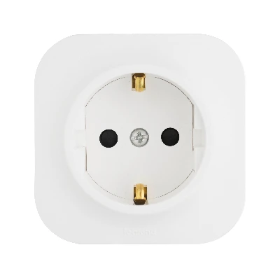 Quteo Розетка с заземлением без шторок наружная белая Legrand 782211