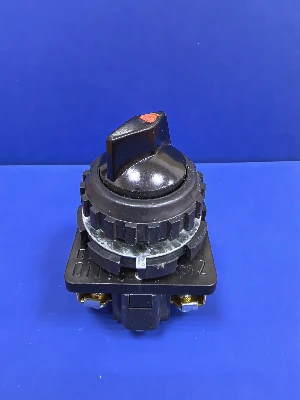 ПЕ-011 исп. 2 (1з+1р) 10А Переключатель на два положения с фиксацией 30мм