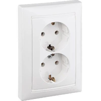 VALENA Розетка двойная с заземлением белая Legrand 774400