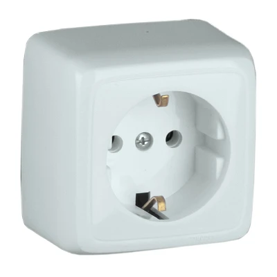 Розетка наружная с заземлением с изоляционной пластиной белая HEGEL РА16-113